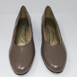 NWOT Hush Puppies Tan Low Heeled Shoe Sz 9.5